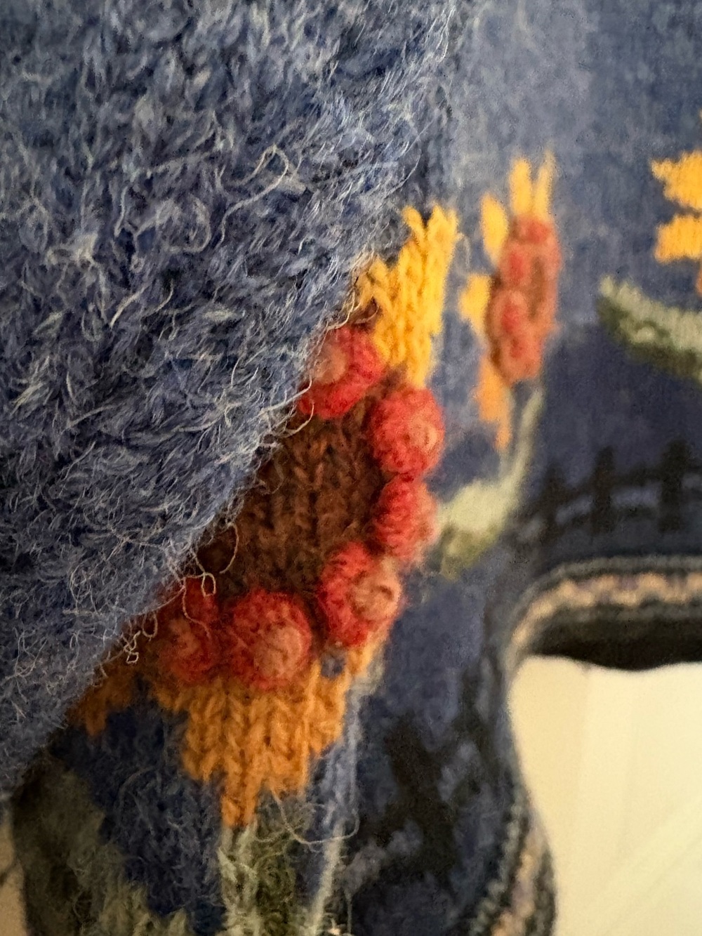Icelandic Design | Wool pullover. Sunflower landscape knit. Charming. Medium - Picture 4 of 9
